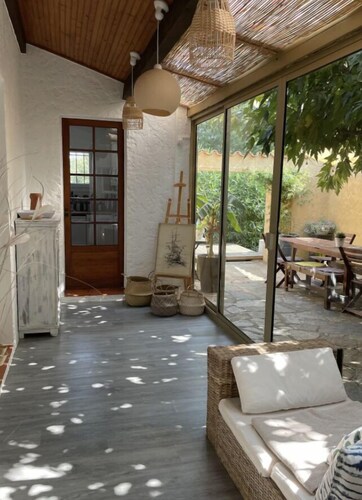 Studio mit schöner Terrasse, 5 Minuten vom Strand entfernt.