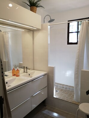 Badewanne, Haartrockner, HandtĂŒcher, Toilettenpapier