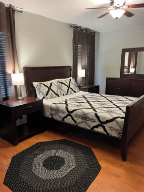 3 Schlafzimmer, Schreibtisch, Bügeleisen/Bügelbrett, Reisekinderbett