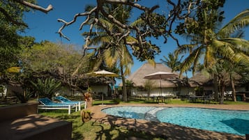 Outdoor pool, sun loungers