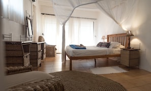 Ameublement personnalisé, fer et planche à repasser