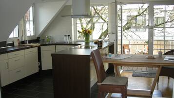 Een koelkast, een magnetron, een oven, een vaatwasser