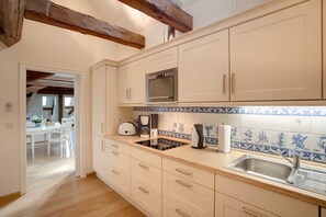 Kühlschrank, Mikrowelle, Ofen, Geschirrspüler