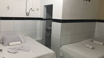 Triple Room | Blackout drapes, iron/ironing board, free WiFi, bed sheets
