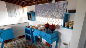 Una cocina con armarios azules, un tapete estampado y salpicadero de azulejos.