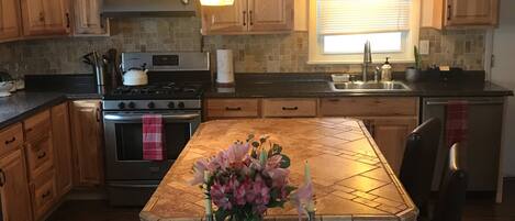 Geschirrspüler, Wasserkocher mit Kaffee-/Teezubehör