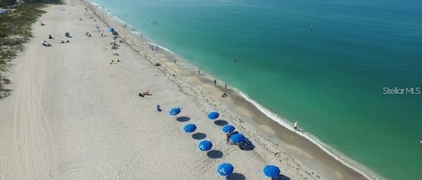 Una spiaggia nelle vicinanze, lettini da mare, teli da spiaggia