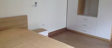 1 habitación, wifi y ropa de cama