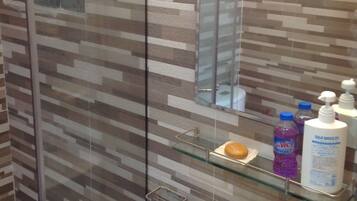 Ensemble douche/baignoire, serviettes fournies