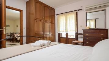 Luxury Apartment, 1 Bedroom, Sea View | 1 bedroom, soundproofing, iron/ironing board, free WiFi