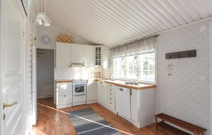 Kylskåp, mikrovågsugn, spishäll och diskmaskin
