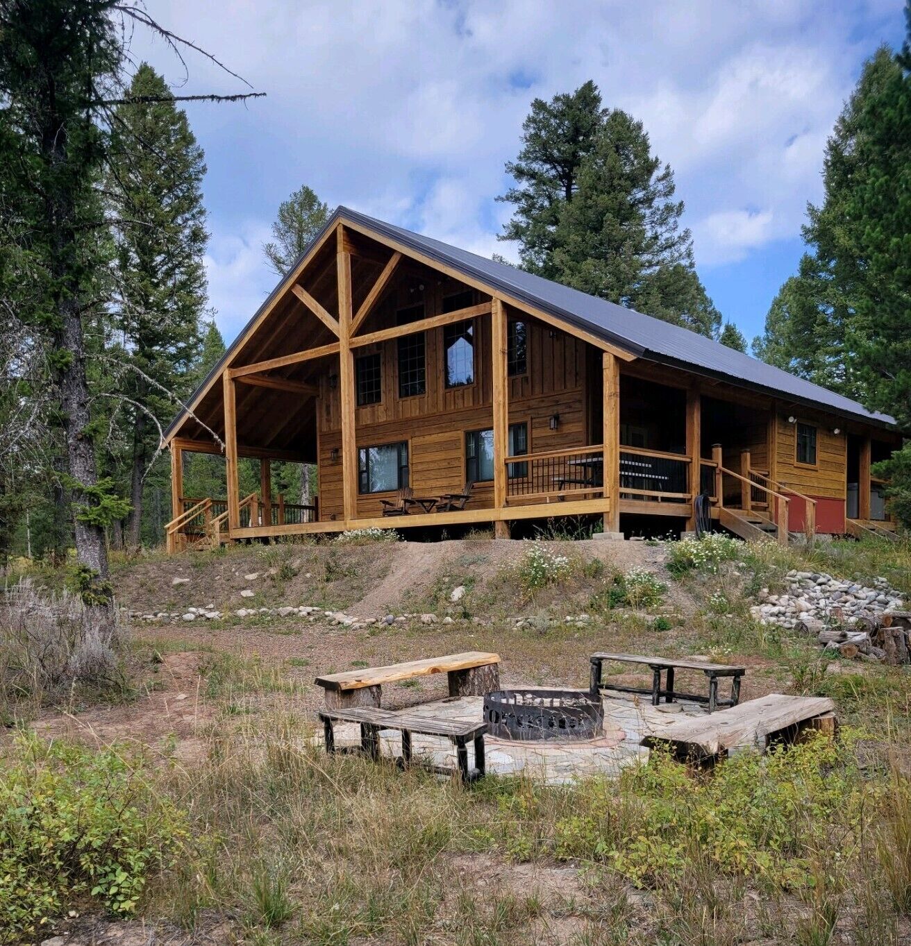 LUXURY CABIN Minutes from West Yellowstone, 3 Bedrooms, Loft, HotTub, WIFI