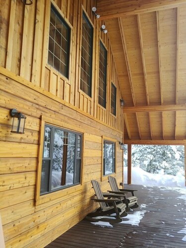 LUXURY CABIN Minutes from West Yellowstone, 3 Bedrooms, Loft, HotTub, WIFI