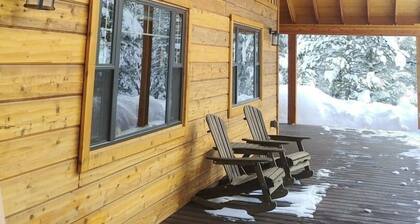 LUXURY CABIN Minutes from West Yellowstone, 3 Bedrooms, Loft, HotTub, WIFI