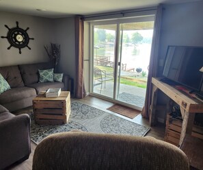 Smart TV, fireplace, DVD player