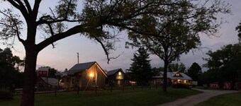 Hermosa casa de campo, ubicada en un zoológico de mascotas cerca de la histórica Westfalia, MO