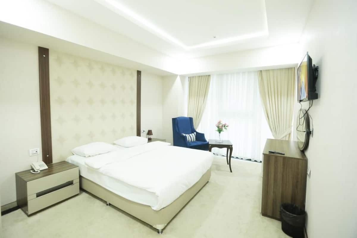 Comfort Double Room, 1 King Bed, City View | Desk, soundproofing, iron/ironing board, free WiFi