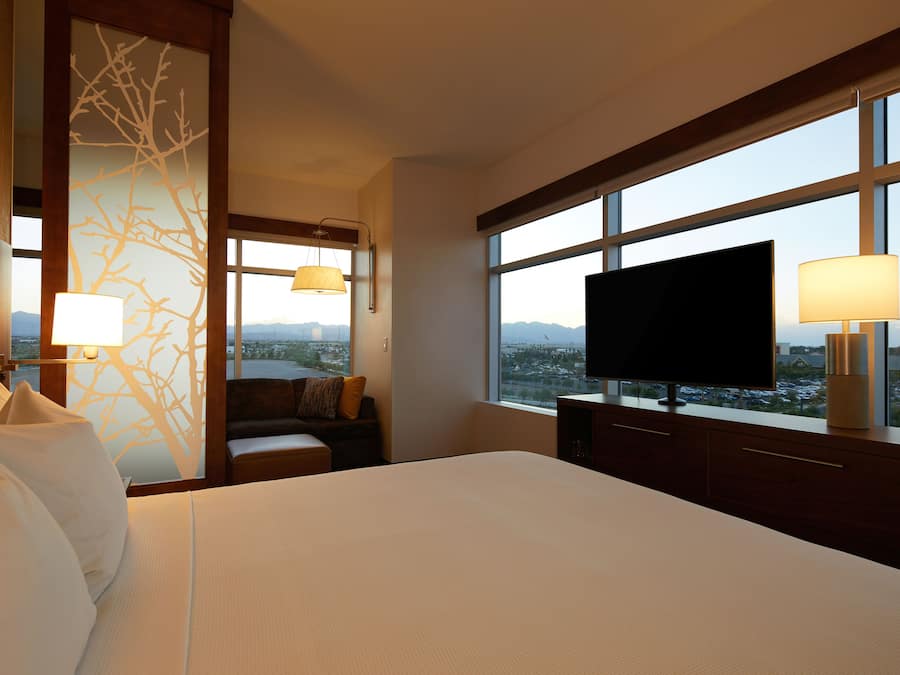 Caja de seguridad en la habitación, escritorio y cortinas blackout