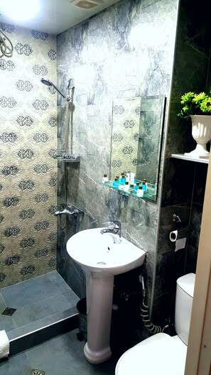 Quarto triplo | Escrivaninha, Wi-Fi de cortesia, roupa de cama