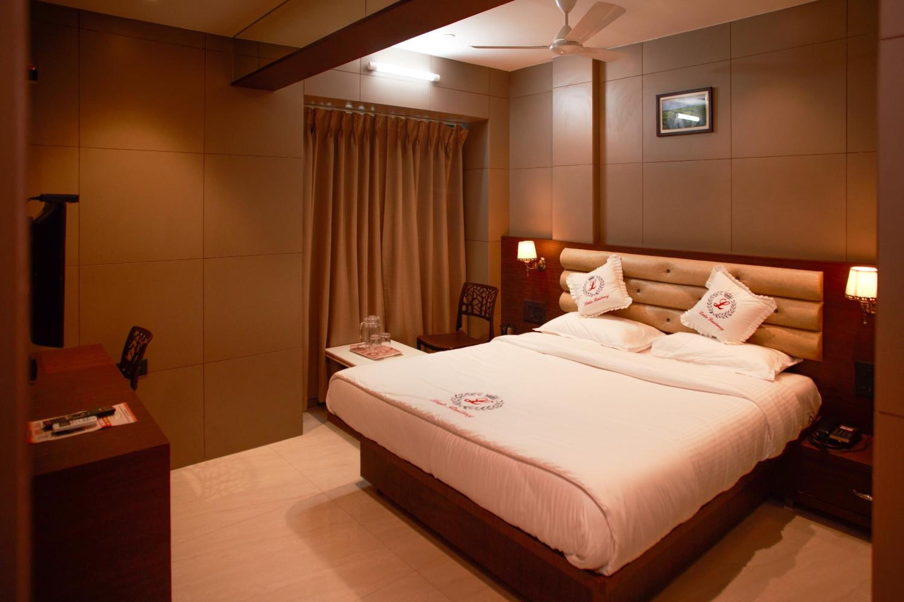 特色装修、特色家居、办公桌、遮光窗帘