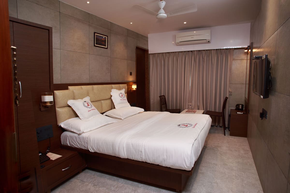 Deluxe Room, 1 King Bed | Desk, blackout drapes, WiFi (free), individually decorated