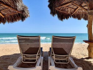 En la playa y camastros 