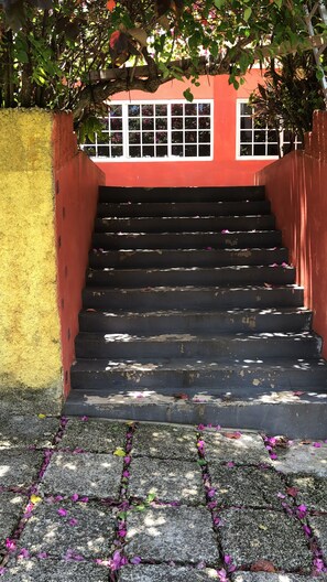 المنطقة المحيطة بالمنشأة