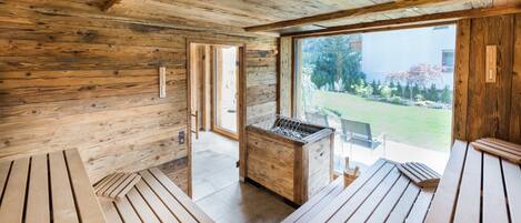 Un intérieur en bois avec un banc en bois, une petite table et une vue sur l’extérieur.