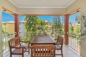 Outdoor dining - Official Lakes Resort One Bedroom Apartments (Cairns North)