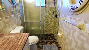 Ensemble douche/baignoire, sèche-cheveux, bidet, serviettes fournies