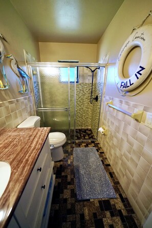 Ensemble baignoire-douche, séchoir à cheveux, bidet, serviettes fournies