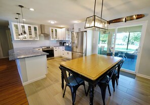 Réfrigérateur, four à micro-ondes, un four, surface de cuisson