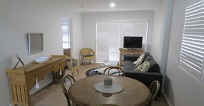 TV, DVD player - CHELSEA COURT UNIT 1 - CLOSE TO GOLF COURSE (SOUTH WEST ROCKS)