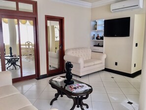 Smart-TV, DVD-Player, Stereoanlage