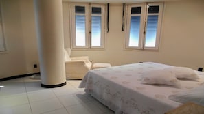 3 habitaciones, tabla de planchar con plancha, wifi y ropa de cama
