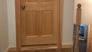 Une porte en bois avec un panneau indiquant « Il est interdit de fumer ».