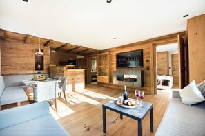 Un interior de madera con un sofá, una mesa de comedor y un letrero que dice 'Pepsi's Suites'.