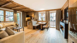 Un amplio espacio de sala con techo de madera, una mesa de comedor y una chimenea.