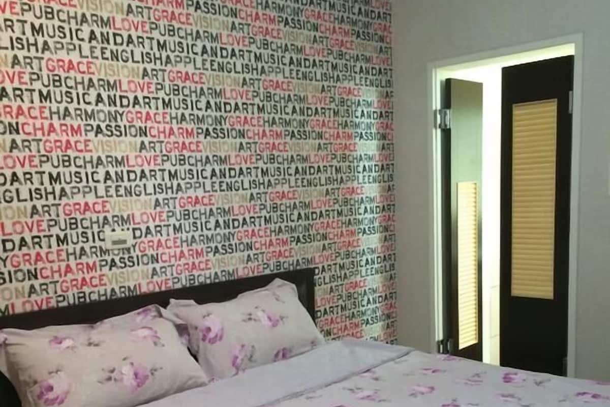 Desk, blackout curtains, free WiFi, bed sheets