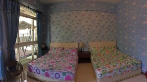Standaard vierpersoonskamer | Een bureau, verduisterende gordijnen, gratis wifi, beddengoed