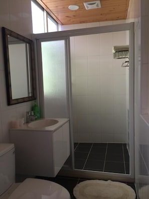 Standard Double Room | Bathroom | Shower, free toiletries, hair dryer, slippers - Fly House (Hualien City)