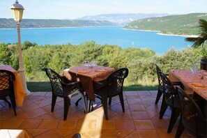 Se sirven desayunos, almuerzos y cenas; cocina local