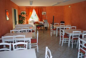 Petit déjeuner continental (8 EUR par personne)