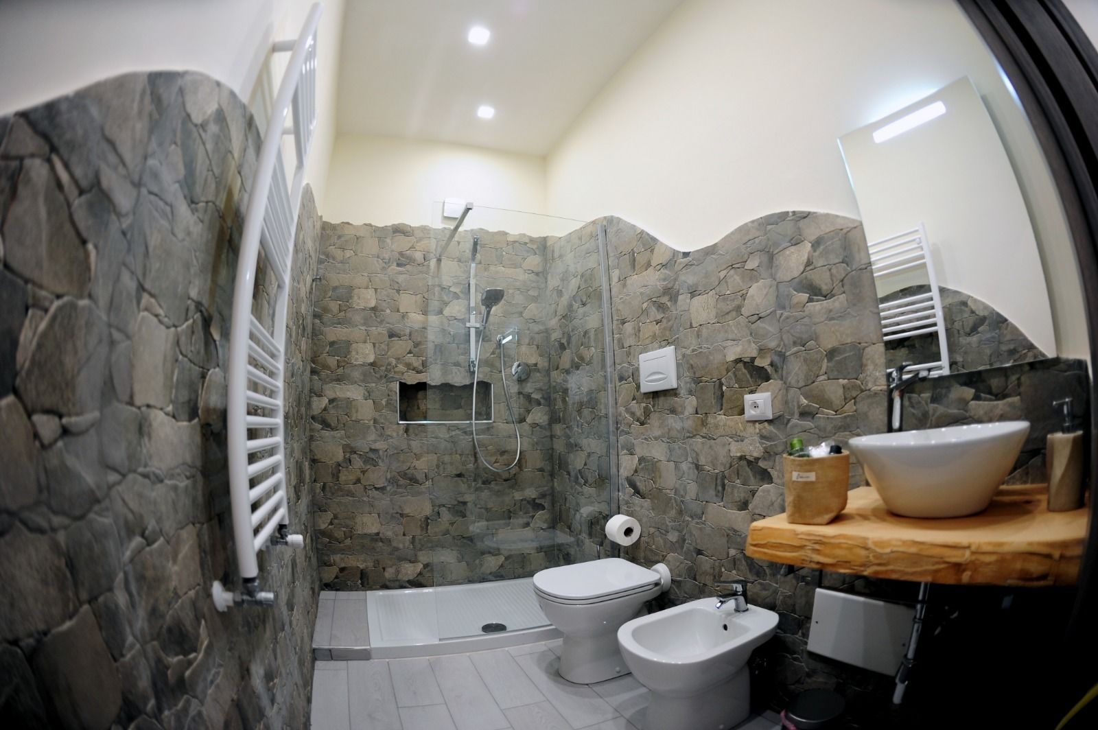 Vierbettzimmer (Terra) | Badezimmer | Dusche, Regendusche, kostenlose Toilettenartikel, Haartrockner