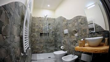 Vierbettzimmer (Terra) | Badezimmer | Dusche, Regendusche, kostenlose Toilettenartikel, Haartrockner