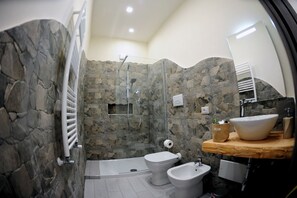 Quadruple Room (Terra) | Bathroom | Shower, rainfall showerhead, free toiletries, hair dryer