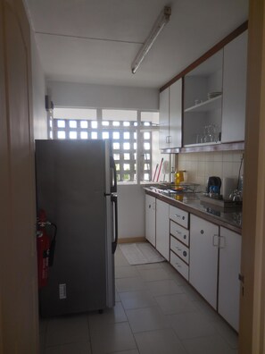 Een koelkast, een microgolfoven, een oven, een kookplaat