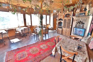 Café da manhã com buffet grátis todos os dias