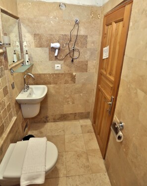 Single Room | Bathroom | Shower, free toiletries, hair dryer, slippers - Kookaburra Hotel (Nevsehir)