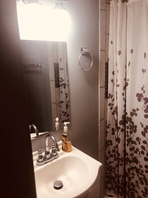 Douche, sèche-cheveux, serviettes fournies, savon